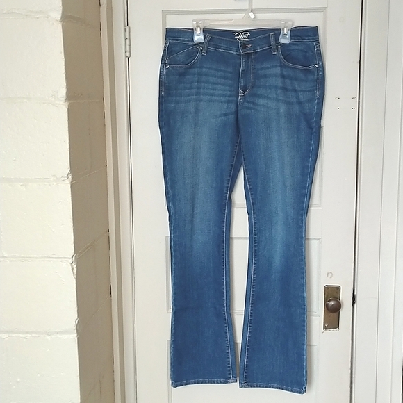 3/$30💜 GUC Old Navy 'The Flirt' Size 12 Tall Medium Wash Jeans - Picture 2 of 9